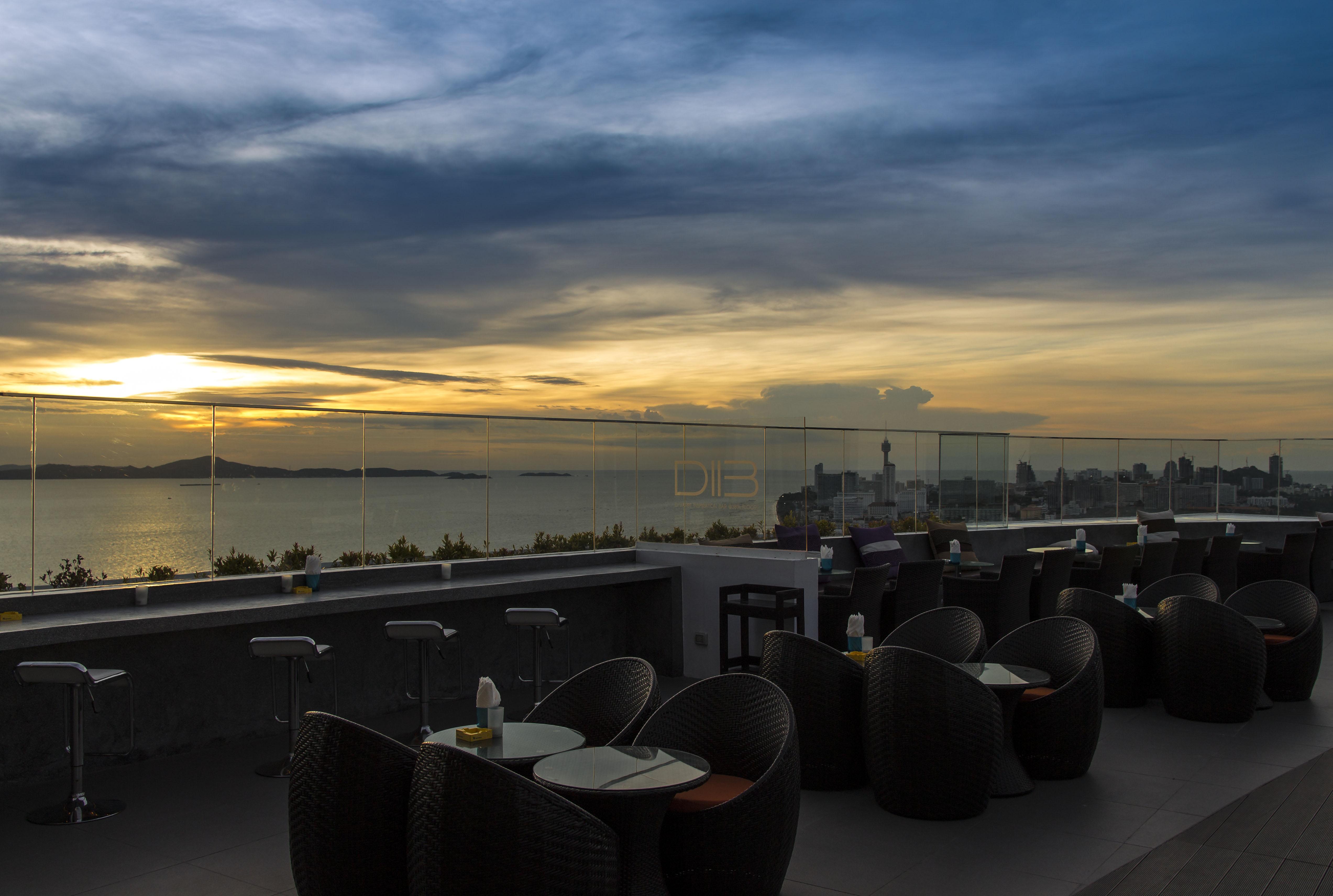 D Varee Jomtien Beach, Pattaya Exterior photo Sunset at the rooftop bar