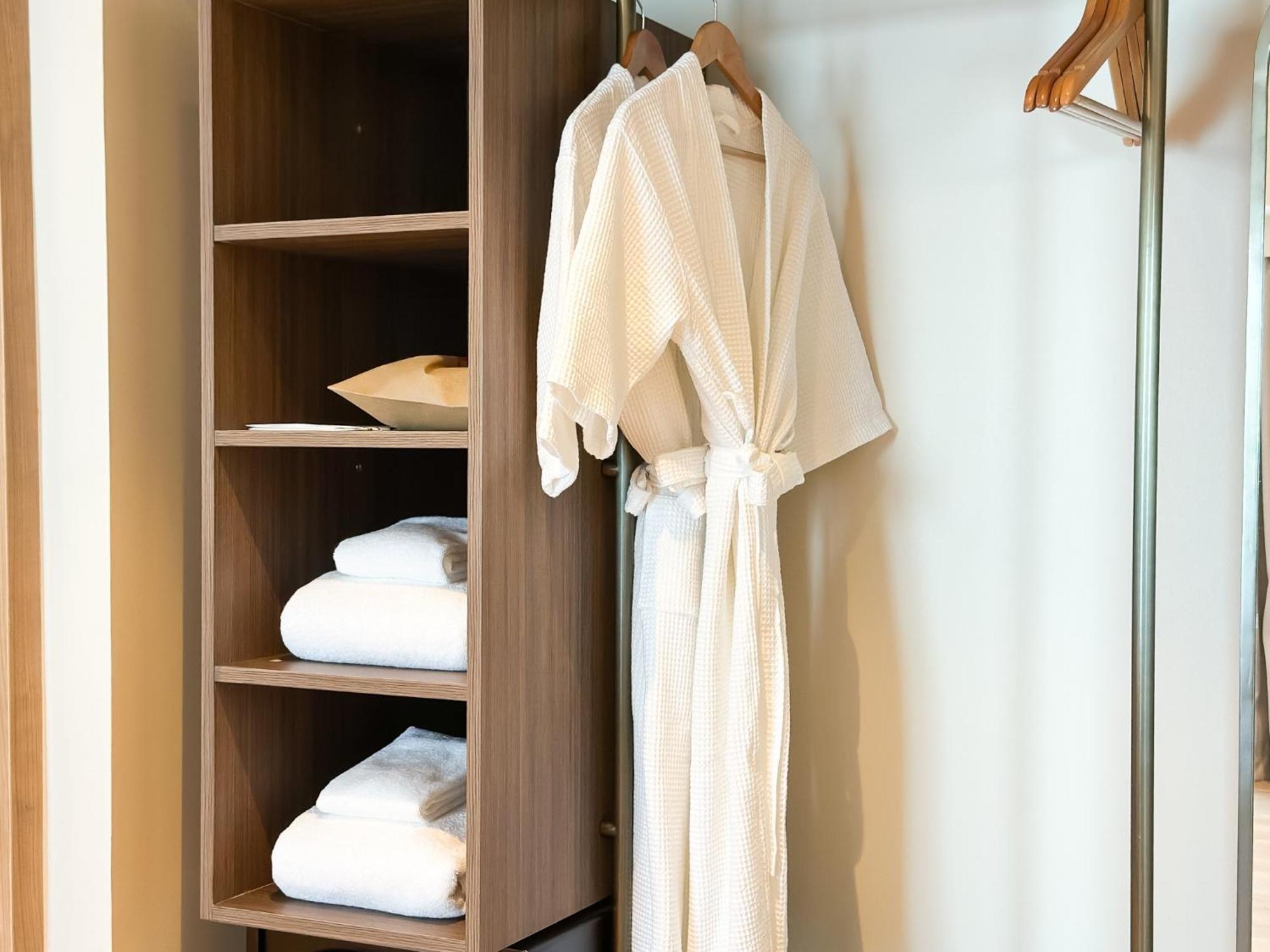 D Varee Jomtien Beach, Pattaya Exterior photo A bathrobe hanging on a hanger