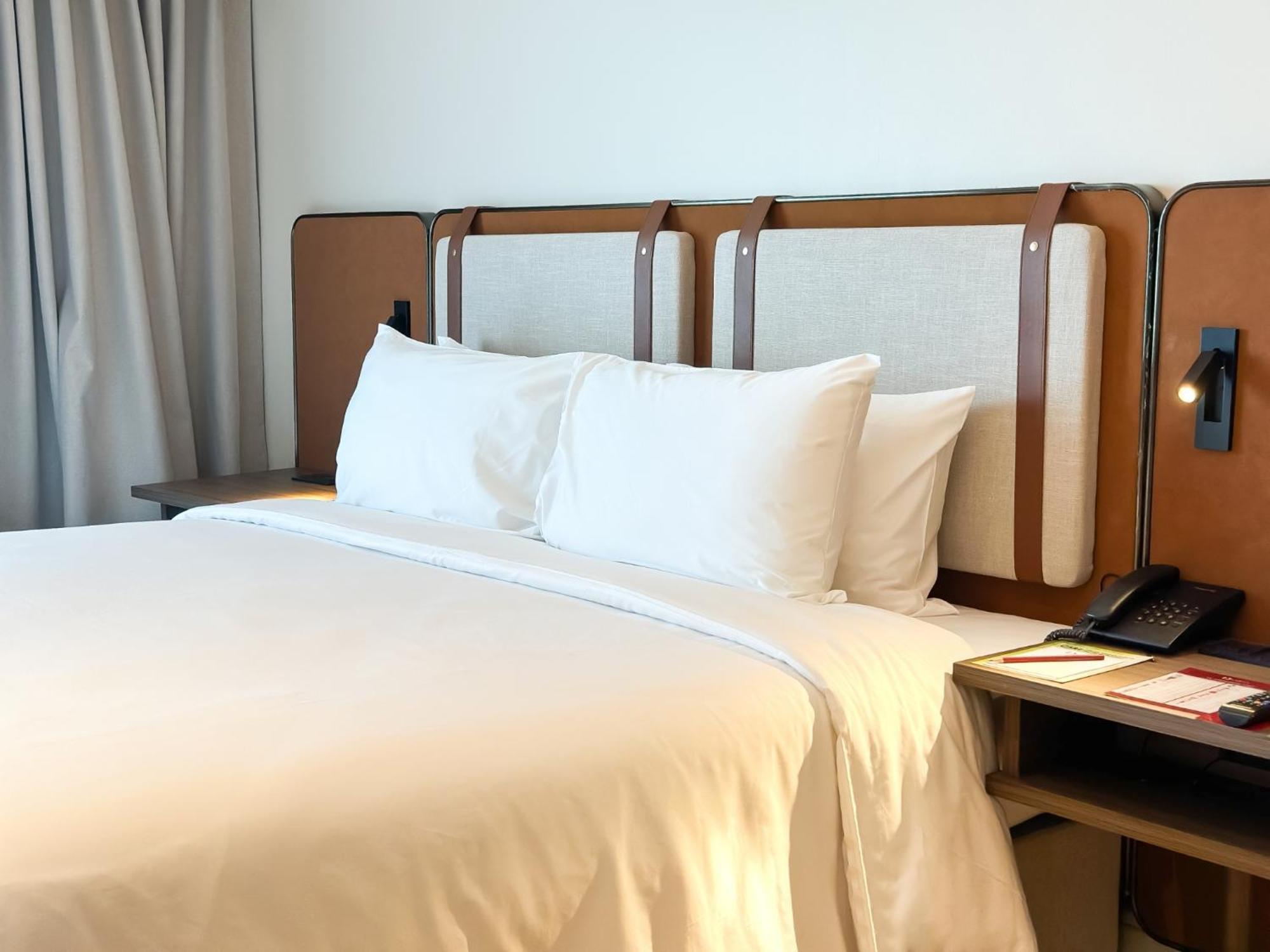 D Varee Jomtien Beach, Pattaya Exterior photo A bed with a telephone